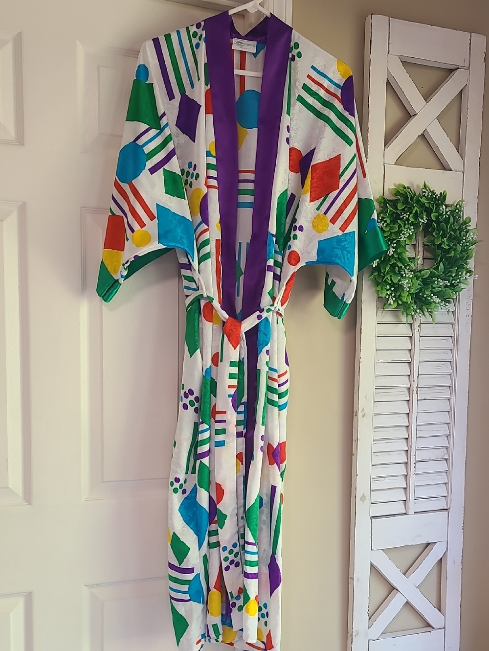 Vintage Cypress sz L, 1980s kimono robe white satin fabric vibrant geometric - Picture 2 of 5